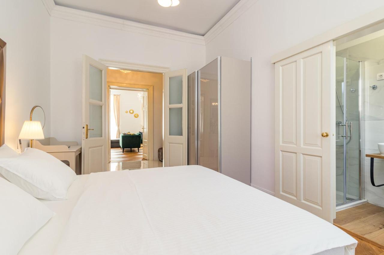 Apartment Augier - Elegant & Spacious - City Centre Pula Bagian luar foto