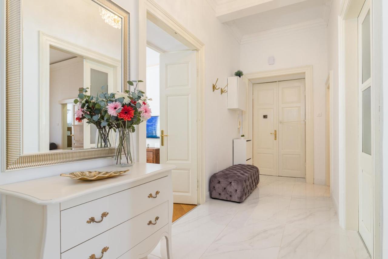 Apartment Augier - Elegant & Spacious - City Centre Pula Bagian luar foto