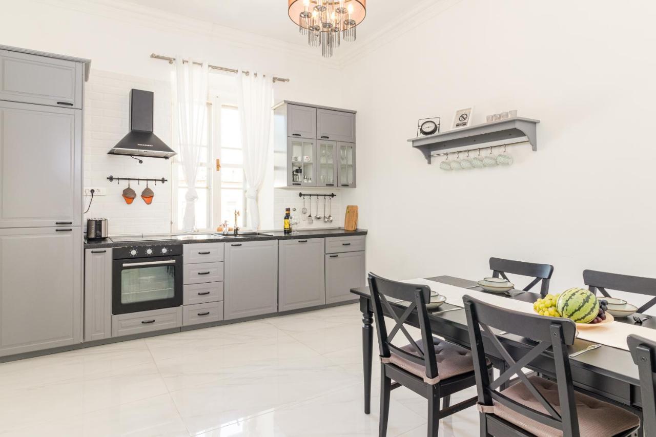 Apartment Augier - Elegant & Spacious - City Centre Pula Bagian luar foto